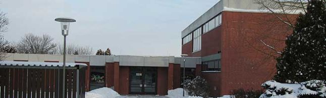 Amt Lauenburgische Seen - Bildung Ansicht der Grundschule Sterley im Winter