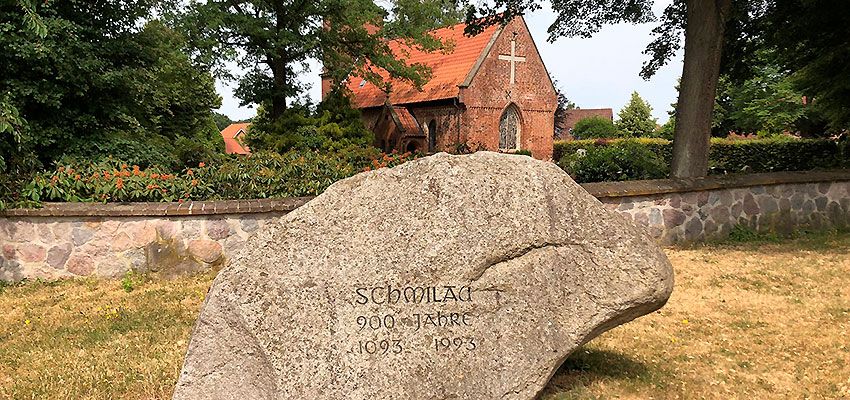 Gemeinde Schmilau Großer Feldstein mit Gründungsjahr 1093 und Kapelle St. Lorenz