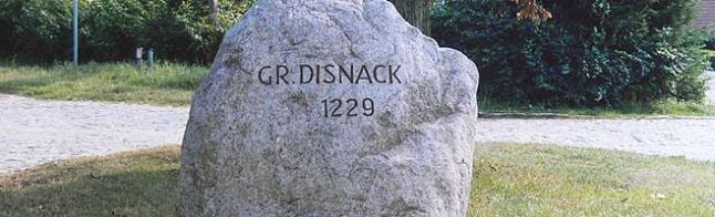 Gemeinde Groß Disnack - Großer Feldstein mit "Gründungsjahr 1229"